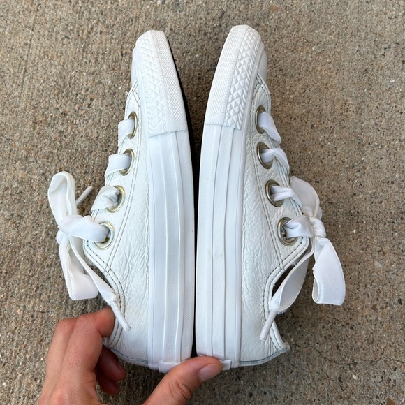 Converse Youth Chuck Taylor All Star Big Eyelets Ox Sneakers - Picture 3 of 5